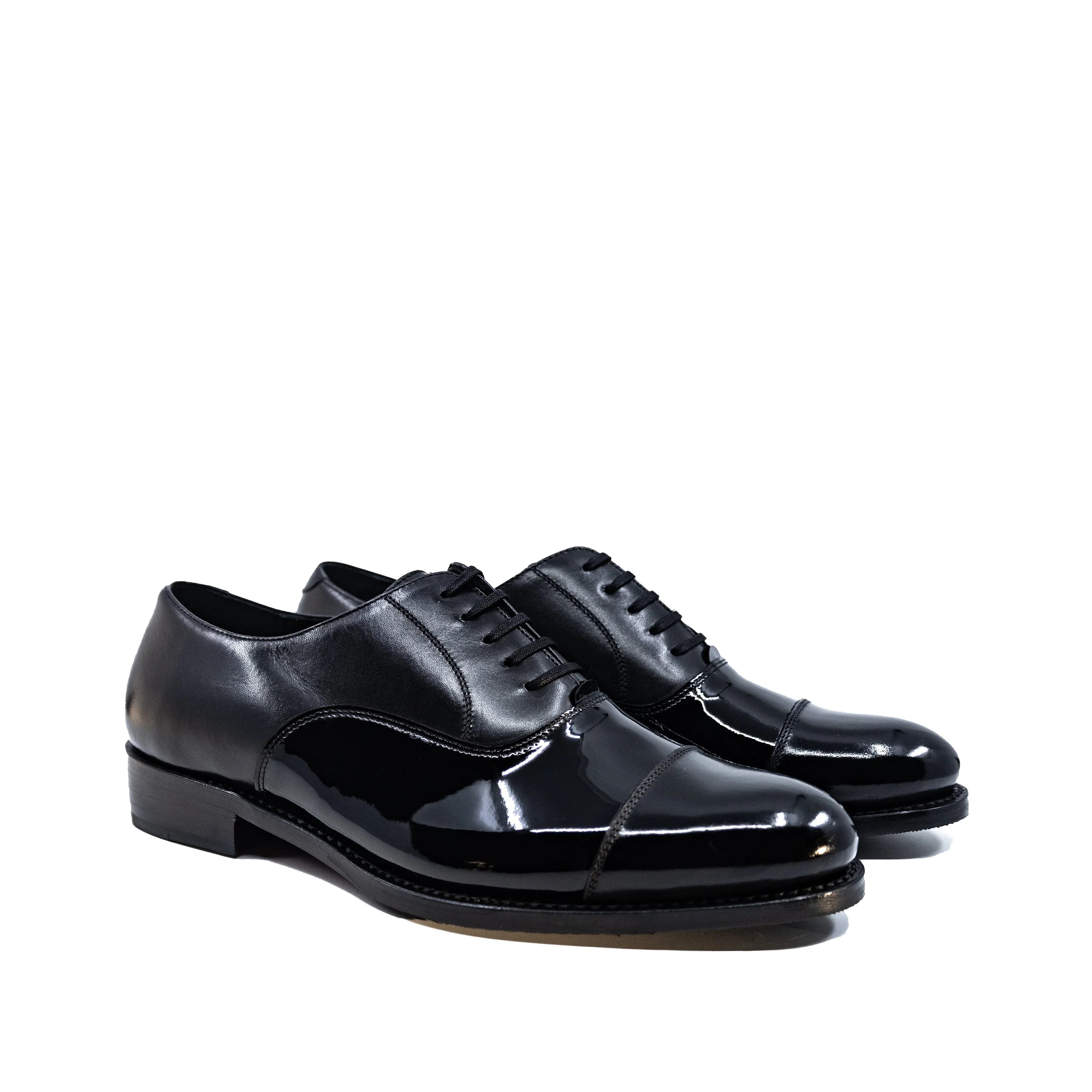 Beyondz Oxford shoes in black patent leather with laces and cap toe