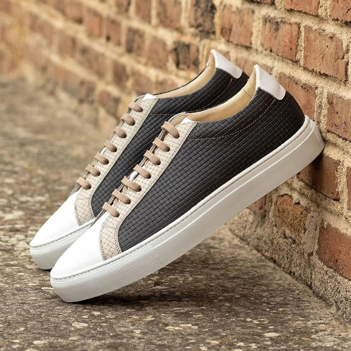 Stylish black and white Cloudy low kick sneaker in braided leather