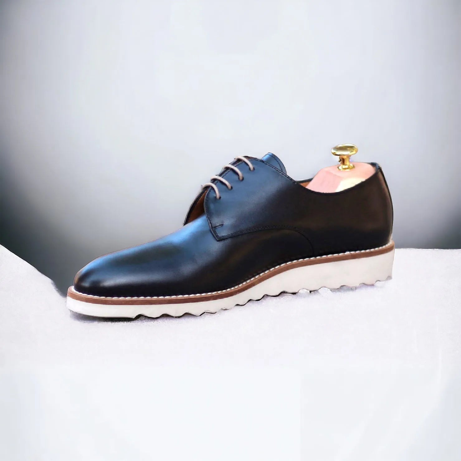 Palmazo Derby shoes: black leather split toe with white sole