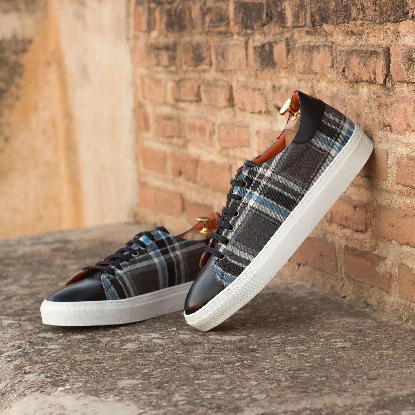 Retro trainer sneakers with plaid design and white soles