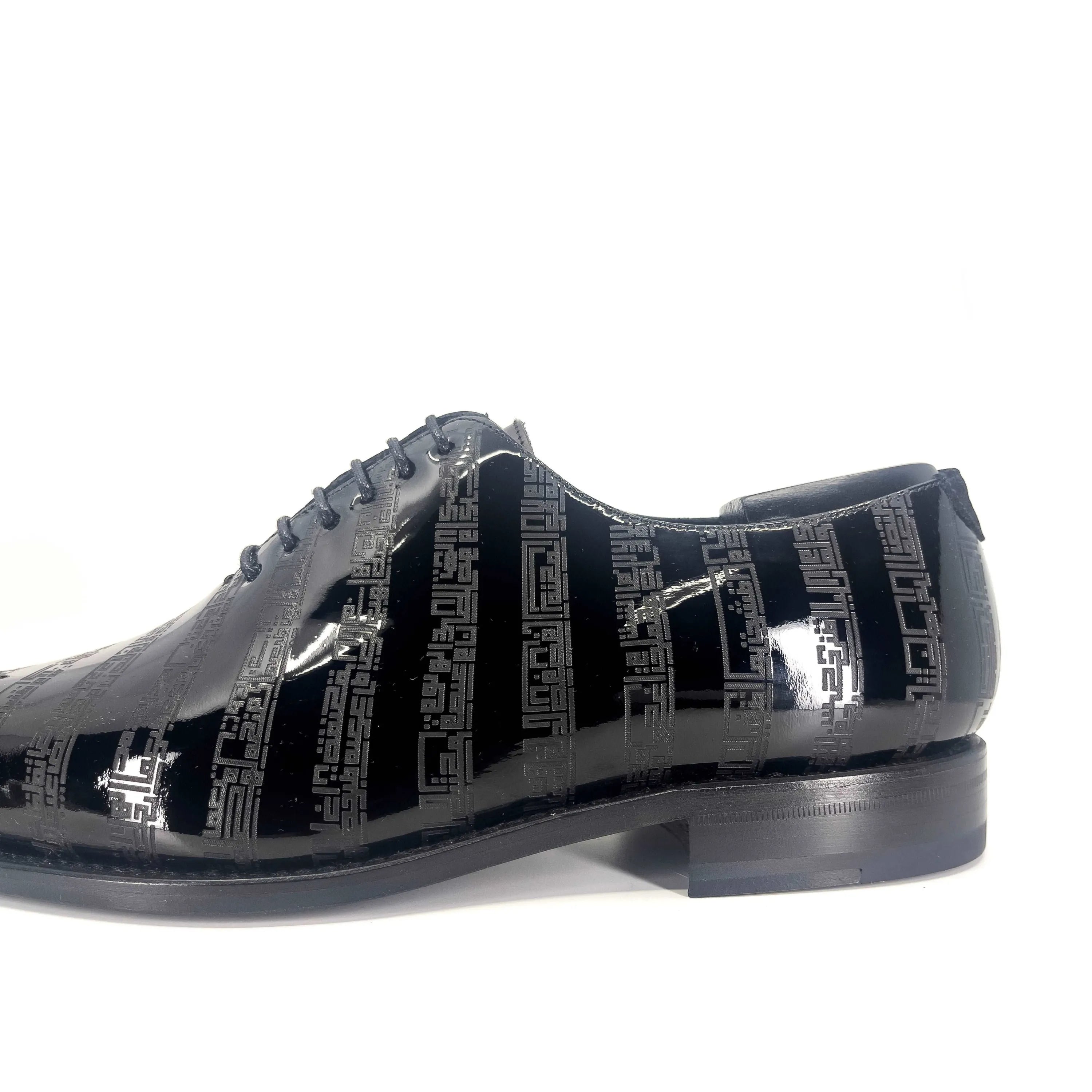 Black patent leather throne wholecut shoe with geometric pattern