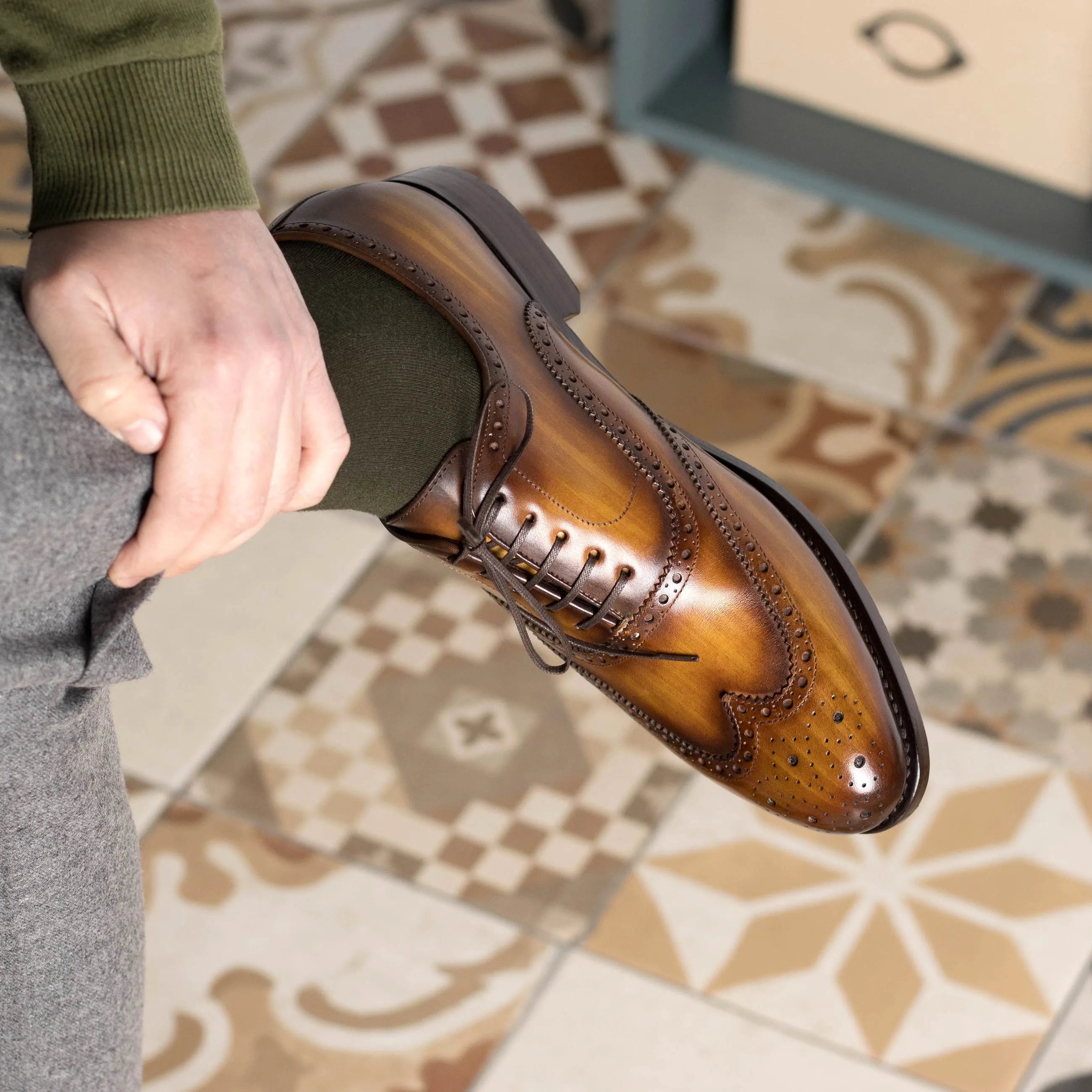 Spectral patina full brogue shoes in brown leather wingtip design