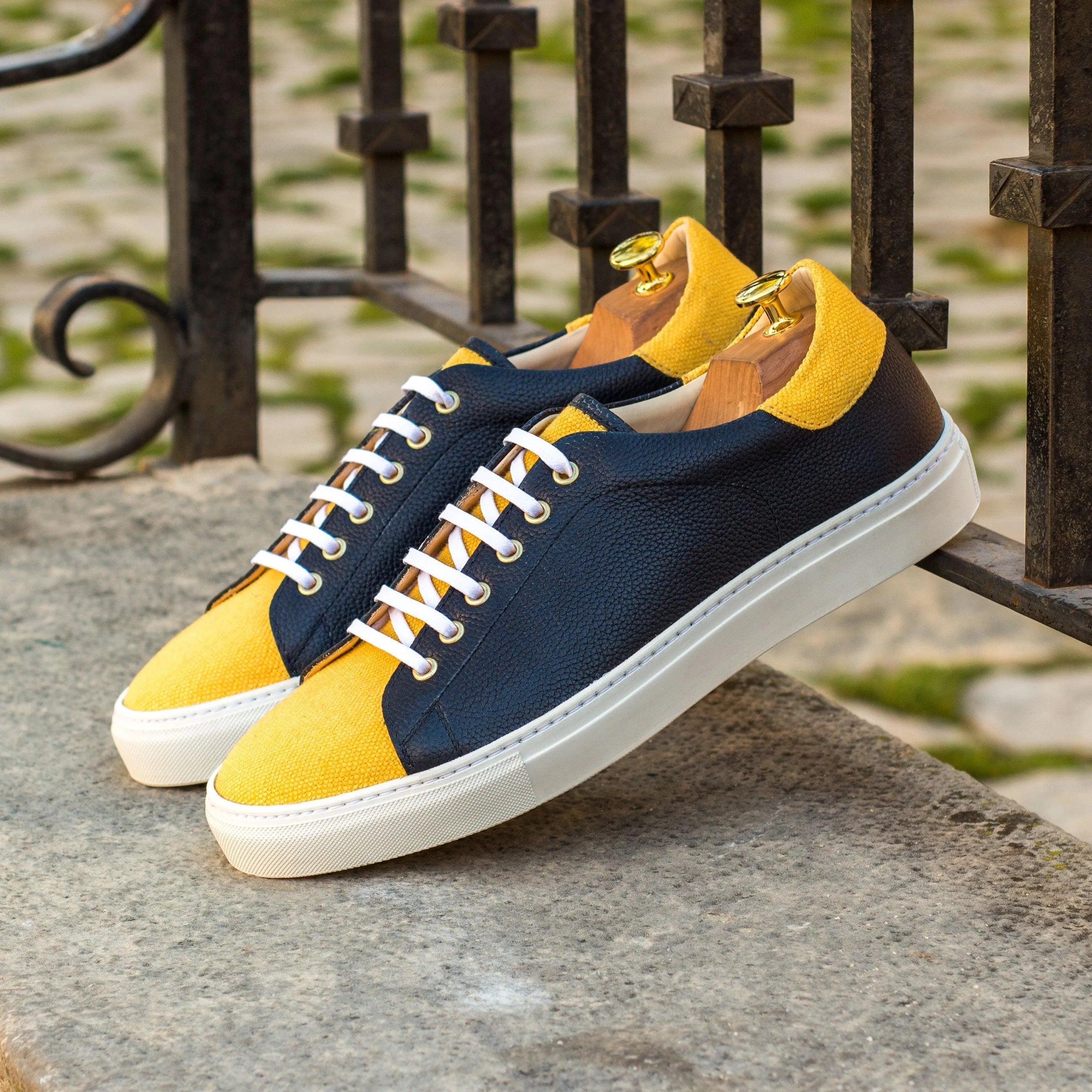 Tima67 trainer sneaker with two-toned leather design